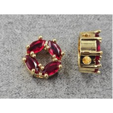 Бусина 10 мм с красными стразами цвет золото (гиппоаллергенный сплав)