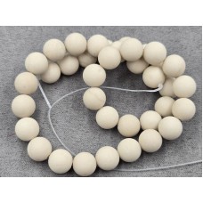 Яшма матовая 10,4-10,6 мм белая ископаемая длина 37-38 см