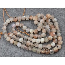 Солнечный камень кубик 4,2-4,4 мм грань длина 37-38 см