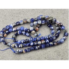 Содалит кубик 4 мм грань длина 37-38 см