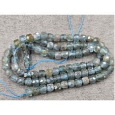 Апатит кубик 4 мм грань длина 37-38 см