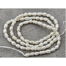 Бусины на нитке ~ 3*4 мм (речной) длина 34 см